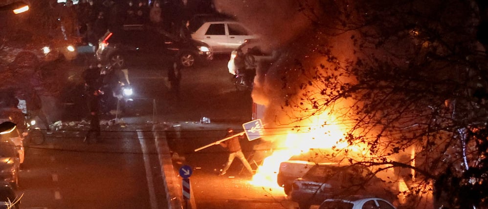 Iranische Demonstranten versammeln sich auf einer Straße in Teheran, Iran, am 8. Januar 2026 (Symbolbild).