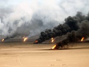 Brennende Ölquellen in Kuwait, Während des amerikanischen Desert Storm 1991 befinden sich die irakischen Truppen auf dem Rückzug. 
