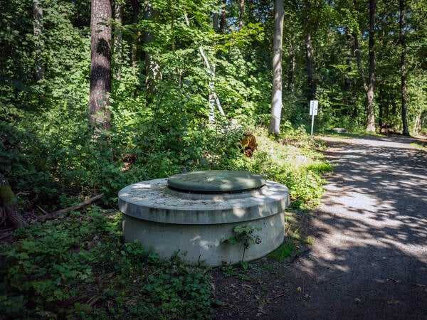 Berlin Reinickendorf OT Tegel Trinkwasserbrunnen am Tegeler See, Wasserschutzgebiet Berlin *** Berlin Reinickendorf OT Tegel Drinking water well at the Tegeler See, water protection area Berlin