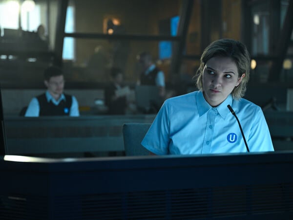 Christian Näthe und und Lisa Vicari in der Serie "Hijack". Credits: Apple TV