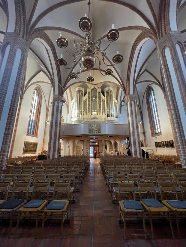 Kirche St. Nikolai in Berlin Spandau Carl-Schurz-Straße mit Innenraum Orgel Kinderkapelle und der Tafel mit allen Pfarrerinnen und Pfarrern