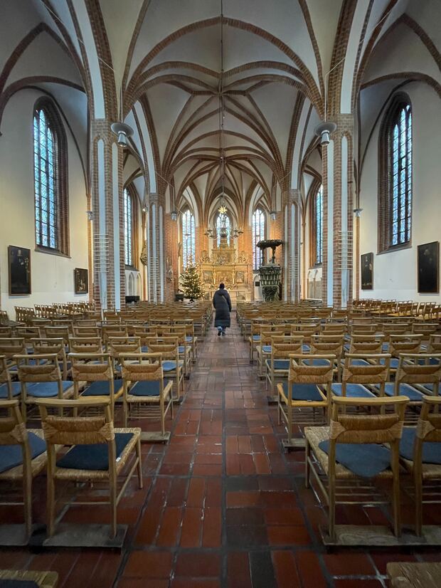 Kirche St. Nikolai in Berlin Spandau Carl-Schurz-Straße mit Innenraum Orgel Kinderkapelle und der Tafel mit allen Pfarrerinnen und Pfarrern