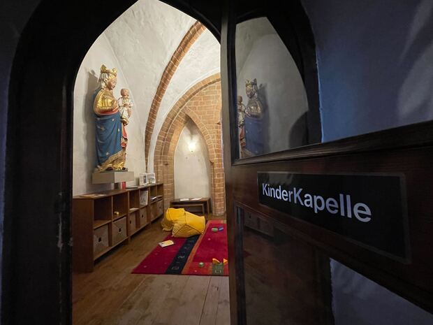 Kirche St. Nikolai in Berlin Spandau Carl-Schurz-Straße mit Innenraum Orgel Kinderkapelle und der Tafel mit allen Pfarrerinnen und Pfarrern