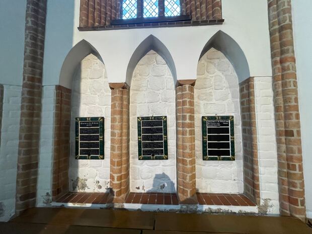 Kirche St. Nikolai in Berlin Spandau Carl-Schurz-Straße mit Innenraum Orgel Kinderkapelle und der Tafel mit allen Pfarrerinnen und Pfarrern