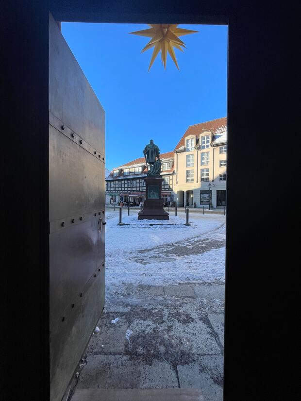 Aus Anlass des 350. Jahrestages wurde von der Spandauer Bürgerschaft 1889 das Denkmal Kurfürst Joachim II vor dem Kirchenportal der St.-Nikolai-Kirche errichtet 