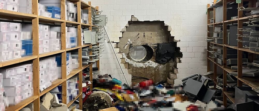 Durch ein großes Loch in der Wand waren die Täter in den Tresorraum gelangt. (Archivbild)
