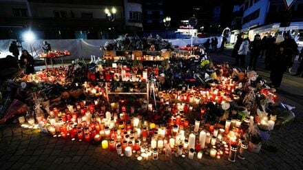 Das französische Blatt „Charlie Hebdo“ erntet für eine Karikatur zu der Brandkatastrophe in der Schweiz heftige Kritik.