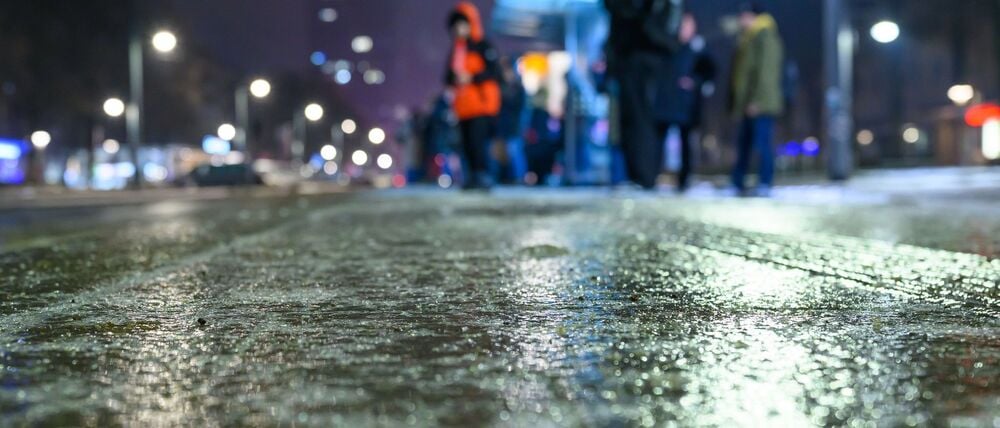 Gehwege waren am Morgen vereist wie hier in Frankfurt (Oder). 