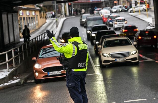 06.01.2026, Berlin: Die Polizei regelt den Verkehr an einer Kreuzung am S-Bahnhof Zehlendorf. Zehntausende Menschen im Südwesten der Hauptstadt haben keinen Strom. Foto: Jens Kalaene/dpa +++ dpa-Bildfunk +++
RecapStrom26