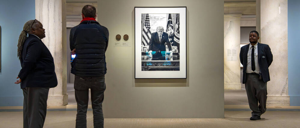 Grimmige Entschlossenheit: das neue Porträt von Donald Trump in der National Portrait Gallery in Washington. Für Ärger sorgte vor allem, dass die Hinweise auf die Amtsenthebungsverfahren entfernt wurden.