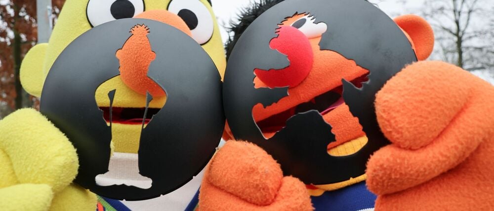 Ernie und Bert regeln jetzt in Hamburg an zwei Stellen den Verkehr. Die Figuren aus der Sesamstraße schlüpfen in die Rolle von Ampelmännchen. 