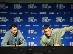 Moritz (rechts) und Franz Wagner sind mit Orlando zurück in ihrer Heimatstadt.