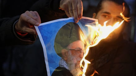 Viele Iranerinnen und Iraner fordern den Sturz von Revolutionsführer Chamenei.