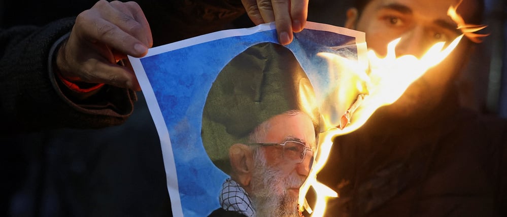 Viele Iranerinnen und Iraner fordern den Sturz von Revolutionsführer Chamenei.