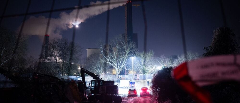 Ein Bauzaun steht an der Brandstelle einer Kabelbrücke vor dem Kraftwerk Lichterfelde am Teltowkanal. 