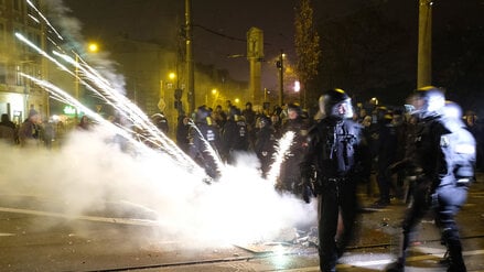 Januar 2020, Polizisten räumen eine Kreuzung in Leipzig-Connewitz.