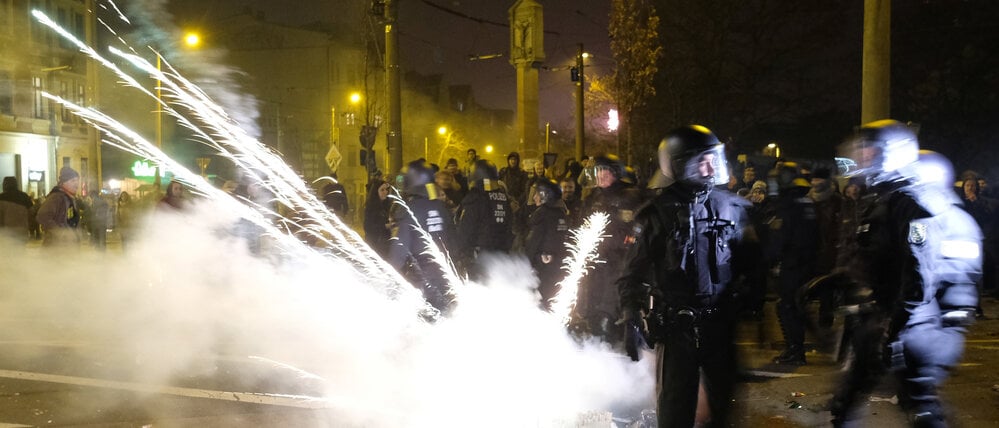 Januar 2020, Polizisten räumen eine Kreuzung in Leipzig-Connewitz.