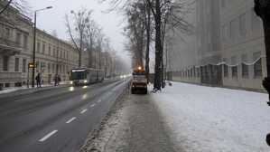 In der Jägeralllee in Potsdam war der Winterdienst auch auf dem Fußweg unterwegs.