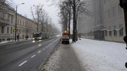 In der Jägeralllee in Potsdam war der Winterdienst auch auf dem Fußweg unterwegs.