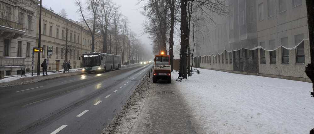In der Jägeralllee in Potsdam war der Winterdienst auch auf dem Fußweg unterwegs.