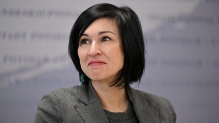 Potsdams neue Rathauschefin Noosha Aubel (parteilos) bei der Pressekonferenz zur Vorstellung des Haushalts 2026.