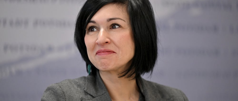 Potsdams neue Rathauschefin Noosha Aubel (parteilos) bei der Pressekonferenz zur Vorstellung des Haushalts 2026.