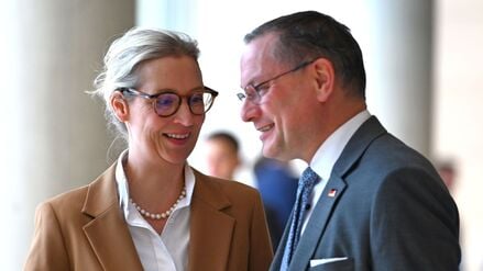 Alice Weidel (l), Vorsitzende der AfD-Bundestagsfraktion, unterhält sich mit Tino Chrupalla, Bundesvorsitzender und Fraktionsvorsitzende der AfD im Bundestag.