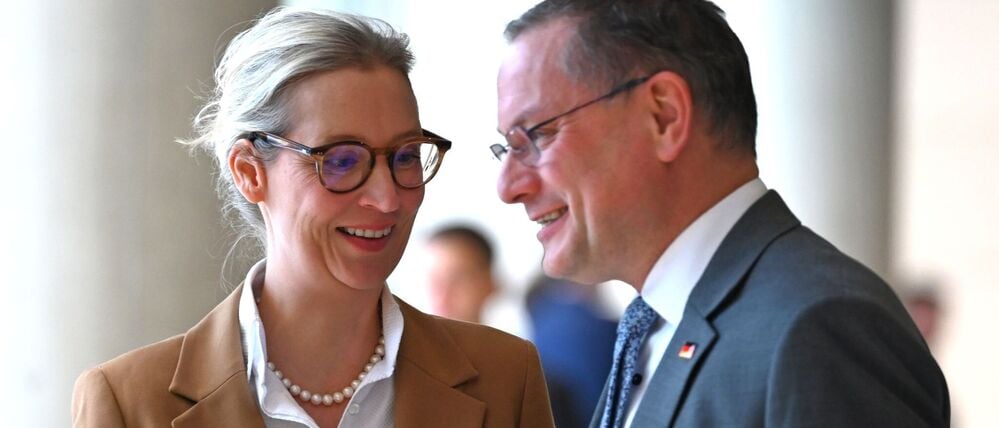 Alice Weidel (l), Vorsitzende der AfD-Bundestagsfraktion, unterhält sich mit Tino Chrupalla, Bundesvorsitzender und Fraktionsvorsitzende der AfD im Bundestag.