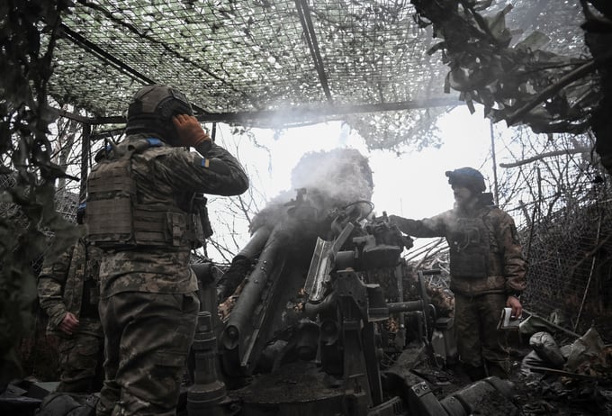 Artillerymen of the 44th Separate Artillery Brigade, named after Hetman Danylo Apostol, of the Armed Forces of Ukraine, fire a M777 Howitzer towards Russian troops, amid Russia's attack on Ukraine, in Dnipropetrovsk region, Ukraine December 24, 2025. REUTERS/Stringer