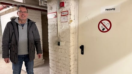 Heizungshavarie im Rathaus Lankwitz: Hier ist das Sozialamt des Berliner Bezirks Steglitz-Zehlendorf untergebracht. Alexander Dähn, Referent von Sozialstadtrat Tim Richter (CDU), zeigt den Ort im Keller, wo sich vermutlich die Leckage befindet.
