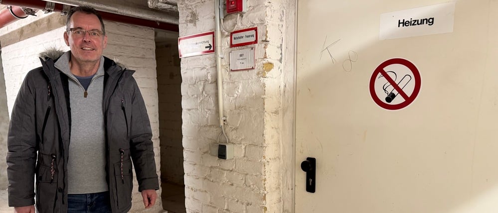 Heizungshavarie im Rathaus Lankwitz: Hier ist das Sozialamt des Berliner Bezirks Steglitz-Zehlendorf untergebracht. Alexander Dähn, Referent von Sozialstadtrat Tim Richter (CDU), zeigt den Ort im Keller, wo sich vermutlich die Leckage befindet.
