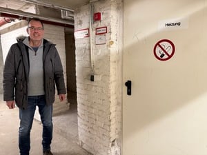 Heizungshavarie im Rathaus Lankwitz: Hier ist das Sozialamt des Berliner Bezirks Steglitz-Zehlendorf untergebracht. Alexander Dähn, Referent von Sozialstadtrat Tim Richter (CDU), zeigt den Ort im Keller, wo sich vermutlich die Leckage befindet.