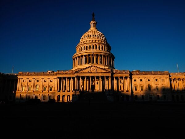 ARCHIV - 16.12.2025, USA, Washington: Das Kapitol in Washington ist kurz nach Sonnenaufgang zu sehen. (zu dpa: «Tod eines US-Kongressabgeordneten schwächt republikanische Mehrheit») Foto: Julia Demaree Nikhinson/AP/dpa +++ dpa-Bildfunk +++