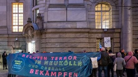 Demonstranten stehen während des Berufungsprozesses zu rechtsextremen Straftaten vor dem Berliner Landgericht. (Archivbild) 