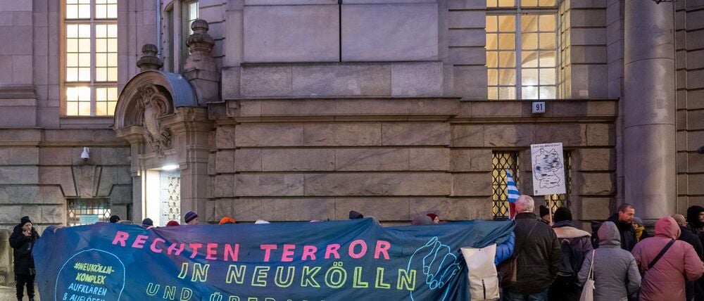 Demonstranten stehen während des Berufungsprozesses zu rechtsextremen Straftaten vor dem Berliner Landgericht. (Archivbild) 