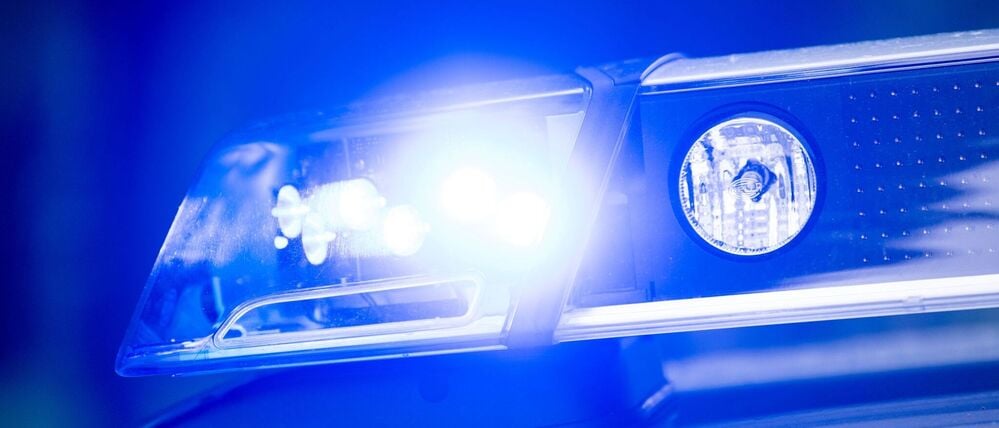 Ein Einsatzfahrzeug mit Blaulicht (Symbolfoto).