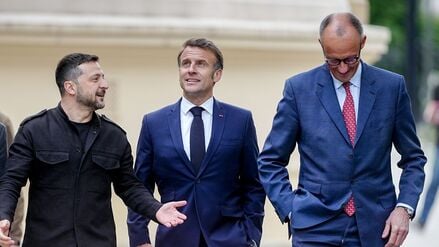 ARCHIV - 10.05.2025, Ukraine, Kiew: Keir Starmer (l-r), Premierminister von Großbritannien, Wolodymyr Selenskyj, Präsident der Ukraine, Frankreichs Präsident Emmanuel Macron und Donald Tusk, Ministerpräsident von Polen, gehen gemeinsam durch den Garten des Marienpalastes nach der Pressekonferenz im Rahmen des Treffens der Koalition der Willigen in Kiew. Die Koalition der Willigen trifft sich am Dienstag in Paris. (zu dpa: ««Koalition der Willigen» berät mit US-Vertretern in Paris») Foto: Kay Nietfeld/dpa +++ dpa-Bildfunk +++