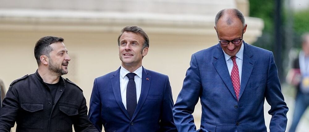 ARCHIV - 10.05.2025, Ukraine, Kiew: Keir Starmer (l-r), Premierminister von Großbritannien, Wolodymyr Selenskyj, Präsident der Ukraine, Frankreichs Präsident Emmanuel Macron und Donald Tusk, Ministerpräsident von Polen, gehen gemeinsam durch den Garten des Marienpalastes nach der Pressekonferenz im Rahmen des Treffens der Koalition der Willigen in Kiew. Die Koalition der Willigen trifft sich am Dienstag in Paris. (zu dpa: ««Koalition der Willigen» berät mit US-Vertretern in Paris») Foto: Kay Nietfeld/dpa +++ dpa-Bildfunk +++