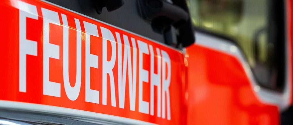 Ein Mann ist bei einem Feuer in Berlin-Lichtenberg gestorben. (Symbolbild)