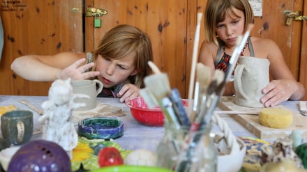 Im Treffpunkt Freizeit gibt es in den Ferien eine Töpferwerkstatt.