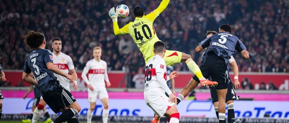 Folgenschwerer Fehler: Frankfurts Torwart Kaua Santos beim 1:1.