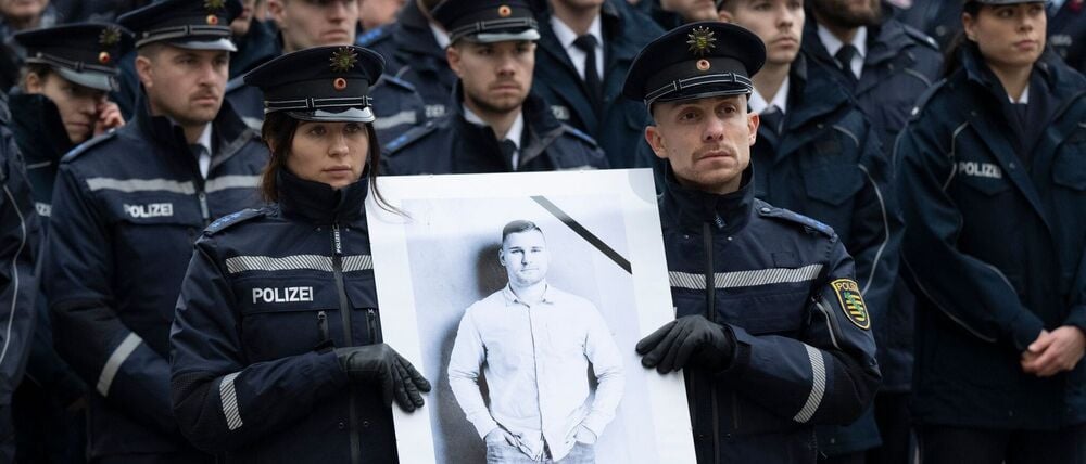 Die Trauer ist groß: Vor rund einem Jahr wurde ein Polizist bei der Fahndung nach Autodieben in Südbrandenburg erfasst und getötet. (Archivbild)