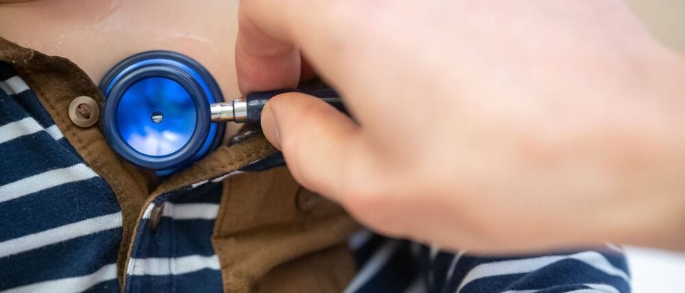 Zu typischen Grippe-Symptomen zählen Fieber, Husten, Halsschmerzen, Schnupfen, Glieder- und Kopfschmerzen. (Symbolbild)