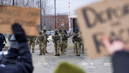 Mitglieder der Strafverfolgungsbehörden während einer Demonstration wenige Tage nachdem ein ICE-Beamter Renee Nicole Good in Minneapolis, Minnesota, erschossen hatte. 