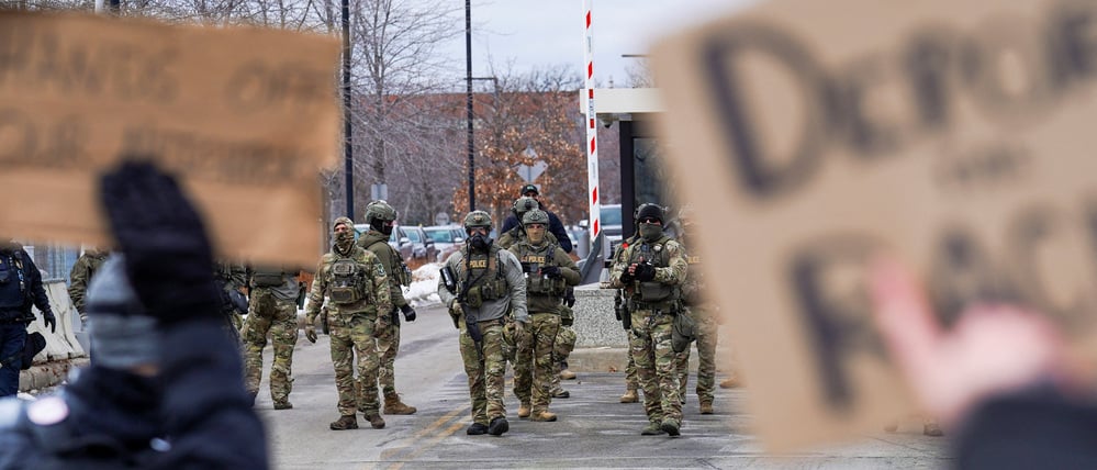 Mitglieder der Strafverfolgungsbehörden während einer Demonstration wenige Tage nachdem ein ICE-Beamter Renee Nicole Good in Minneapolis, Minnesota, erschossen hatte. 