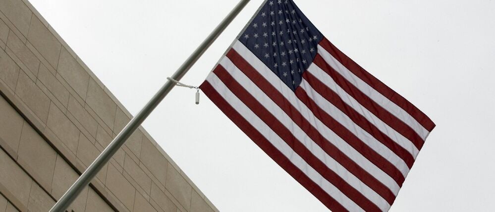 Fahne an der US-Botschaft in Berlin. 