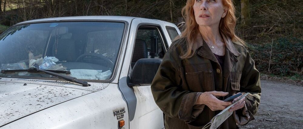 Lou Caspari (Andrea Sawatzki) unterstützt einen Freund, dessen Frau seit einem Gang in den Wald vermisst wird, hier in einer Szene des Krimis „Die Verteidigerin: Der Fall Nicola“.