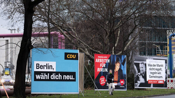 Berlin, 12.01.2023 Plakat der Partei CDU mit Slogan Berlinwahl dich neu, Plakat der Partei SPD mit Foto Franziska Giffey, Spitzenkandidatin der Berliner SPD und Regierende Bürgermeisterin von Berlin, mit Slogan Arbeiten für Berlin, und Plakat der Partei Die Linke mit Foto Klaus Lederer, Spitzenkandidat der Linkspartei mit Slogan Was der Markt nicht regelt regeln wir gemeinsam, zur Wahl zum Abgeordnetenhaus zur Berliner Landtagswahl am 12. Februar in Berlin, Deutschland. Das Landesverfassungsgericht hat die Wahlen zum Abgeordnetenhaus und den Bezirksparlamenten vom September 2021 wegen zahlreicher Pannen für ungültig erklärt und eine vollständige Wiederholung.