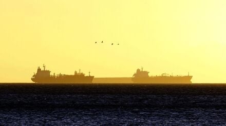 Eine Gruppe von Öltankern wartet bei Sonnenuntergang auf die Einfahrt in das PDVSA-Dock in Guaraguao, um mit Öl versorgt zu werden (Symbolbild).