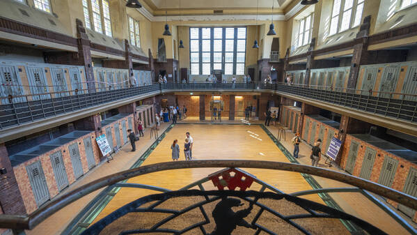 Das unter Denkmalschutz stehende Stadtbad Lichtenberg, auch Hubertusbad genannt, ist eine im Jahr 1928 eröffnete Bade- und Schwimmanstalt in der Hubertusstraße in Berlin-Lichtenberg. Auf dem Foto die kleine Schwimmhalle mit dem 20 Meter Becken. Die Halle kann heute für Veranstaltungen gemietet werden. 1991 wurde das Stadtbad wegen Baumängeln geschlossen.. Am Tag des offenen Denkmals am 10.09.2023 hatten Interessenten die Möglichkeit sich das Baudenkmal anzuschauen.